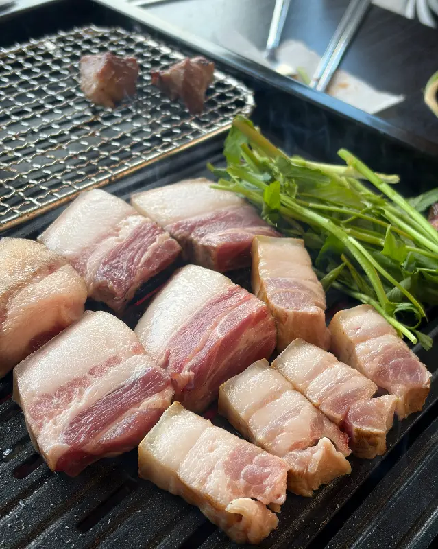 숯불 위에서 익어가는 흑돼지 오겹살, 환상적인 마블링