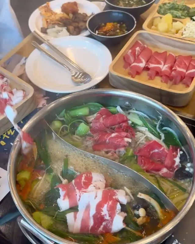 샤브샤브 육수에 야채와 고기를 넣은 모습