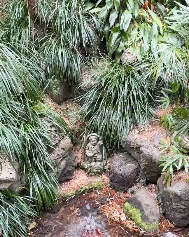 허니문하우스 정원의 작은 조각상