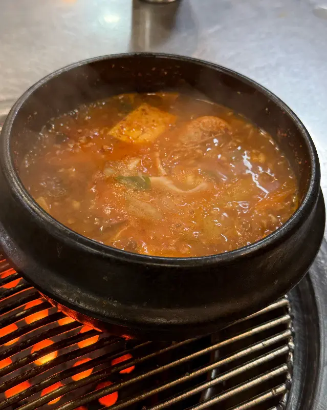 김치찌개가 뚝배기에 담겨져 보글보글 끓고 있는 모습