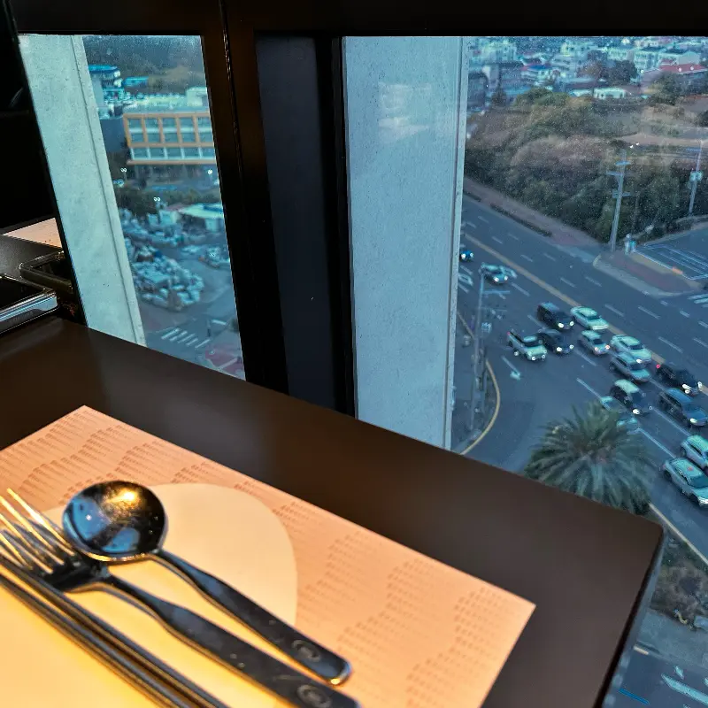 창가 좌석에서 바라본 야경