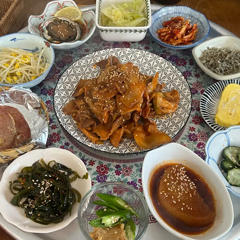 한상 가득 차려진 모습