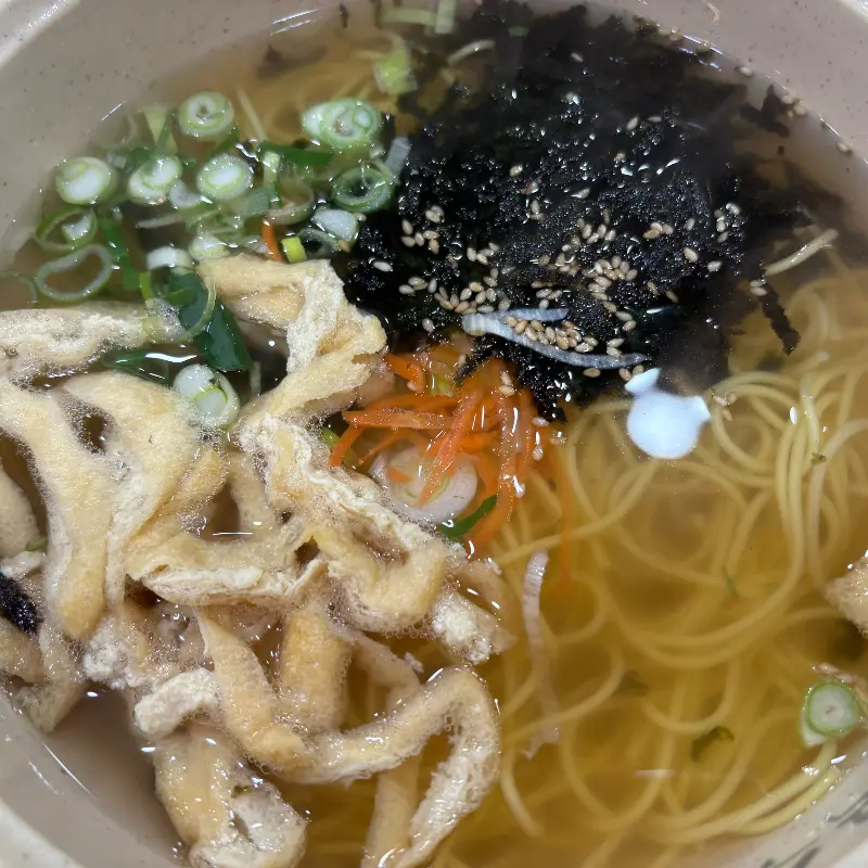 고기 고명이 듬뿍 올라간 멸치국수