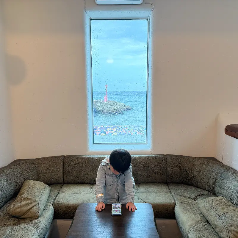 창밖으로 보이는 바다 풍경