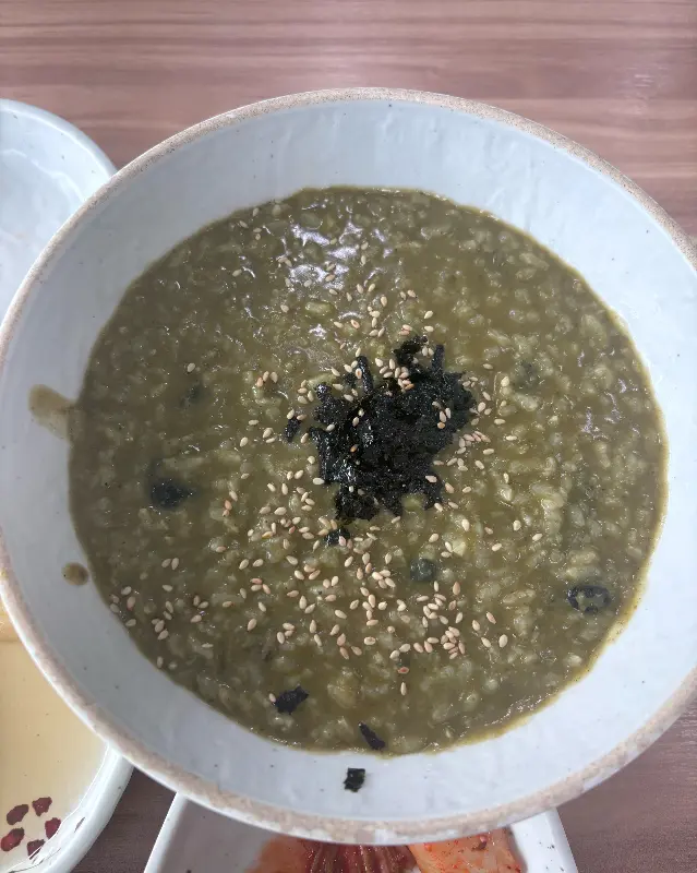 참깨가 뿌려진 보말죽