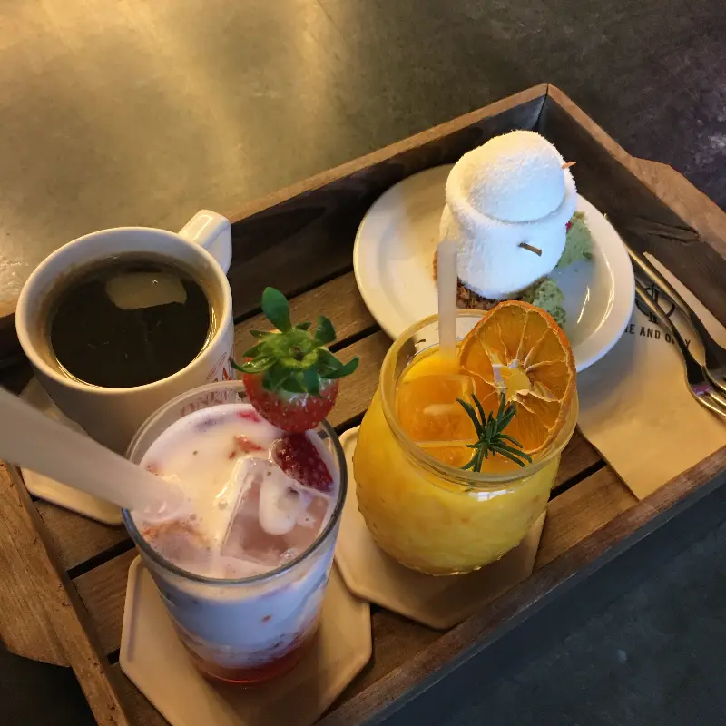 산방산 케이크와 음료