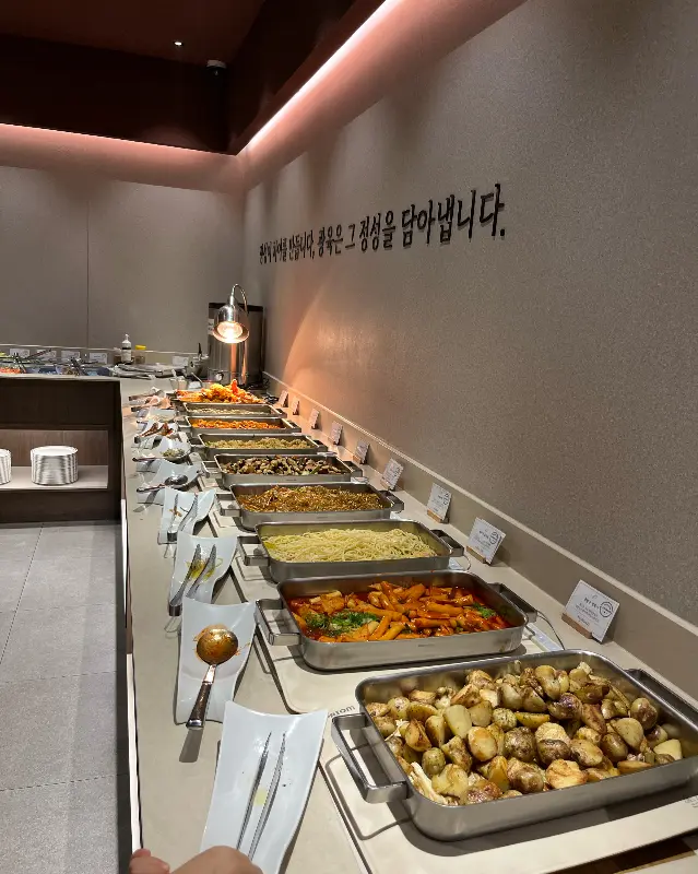 놀이방에서 즐거운 시간을 보내는 아이들