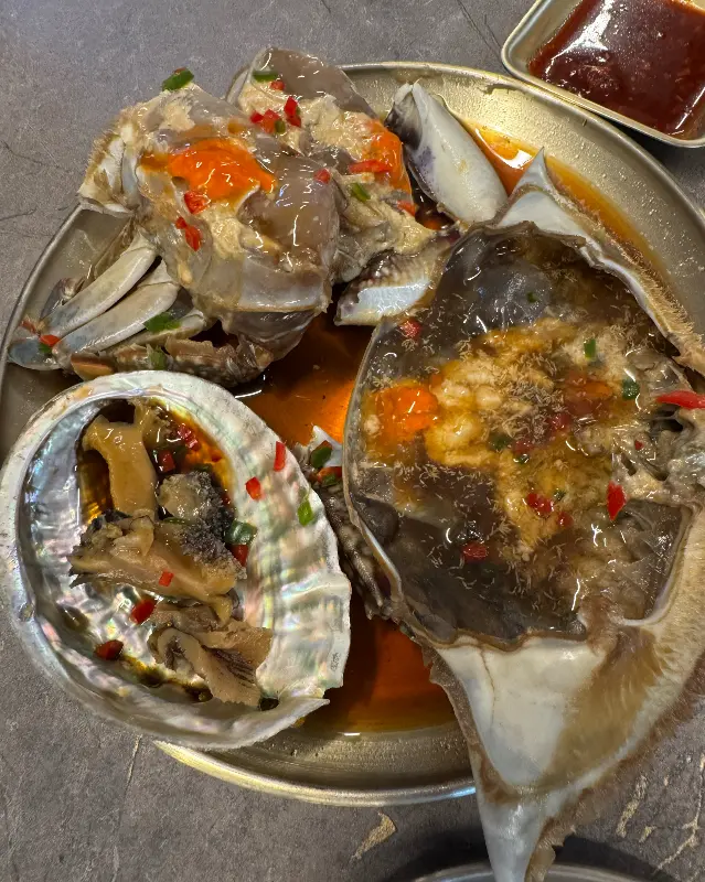 간장게장과 전복장의 클로즈업