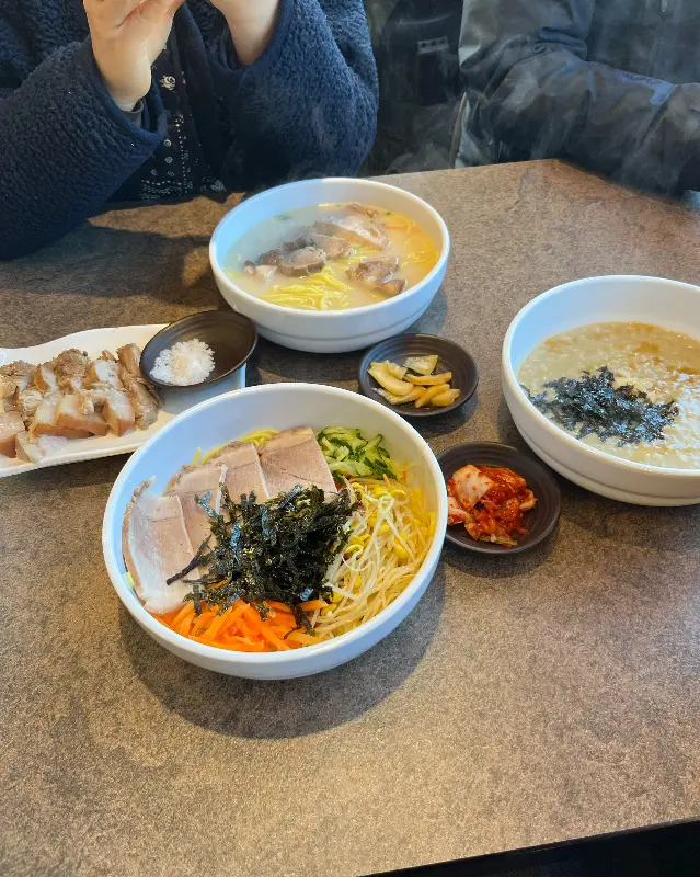 한상 가득 차려진 고기국수와 돔베고기