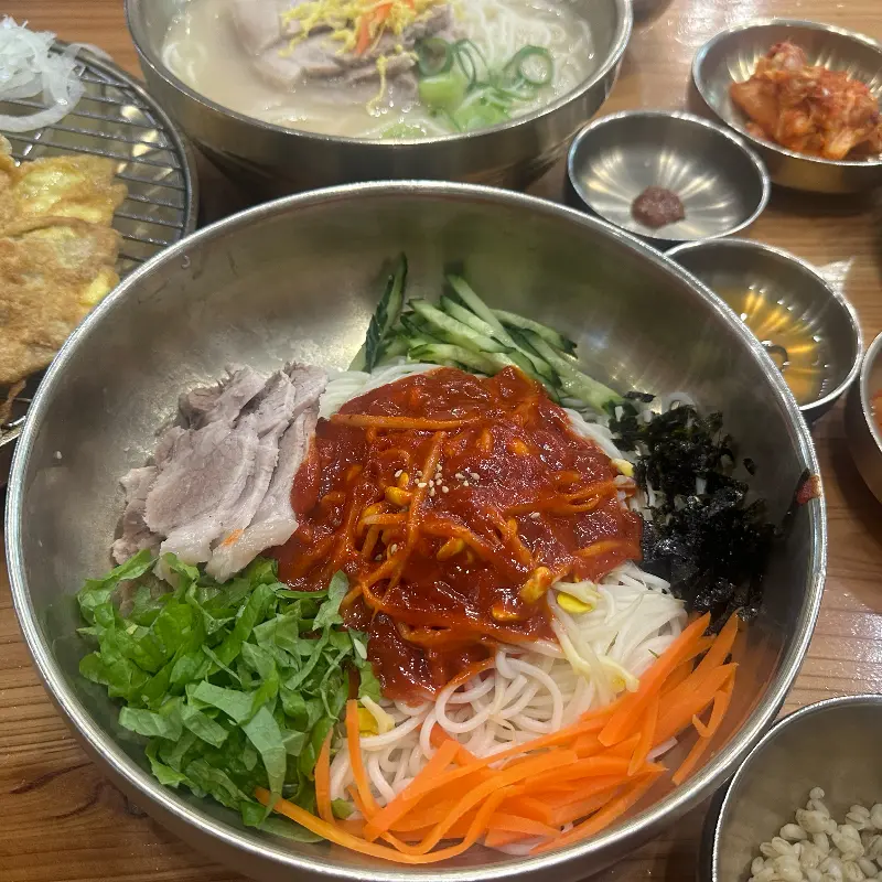 비빔 국수와 고기 국수