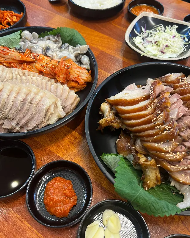 상추, 깻잎 등 신선한 쌈 채소가 가지런히 놓여 있다.