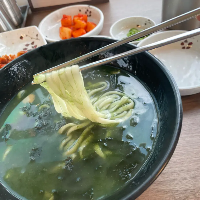 매생이가 듬뿍 들어간 보말칼국수의 모습이 건강함을 더한다.
