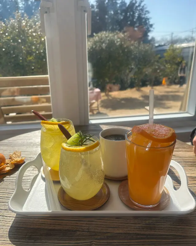 상큼한 청귤주스와 커피가 담긴 쟁반