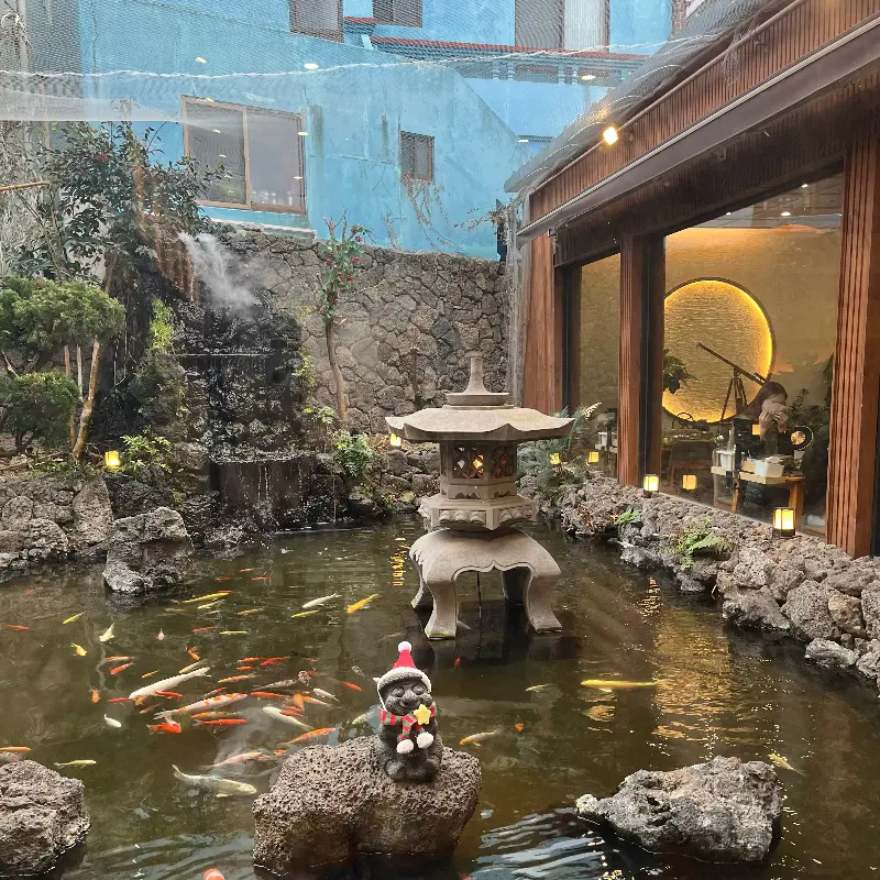 연못과 식당 내부