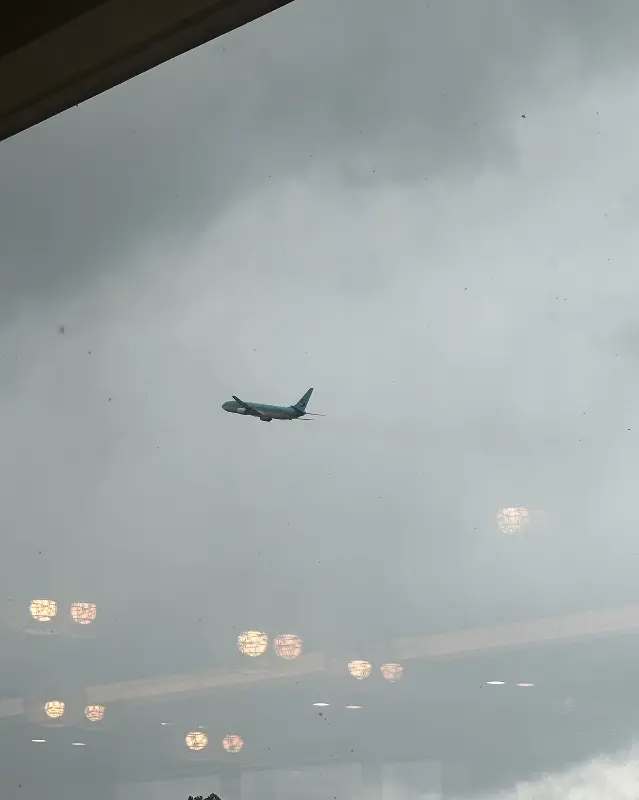 창밖으로 보이는 비행기