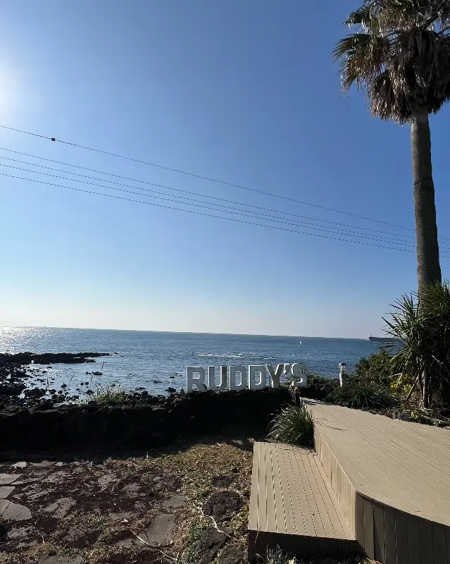 푸른 바다를 배경으로 보이는 카페 러디스