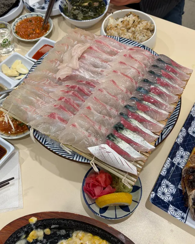 고등어회와 모듬회