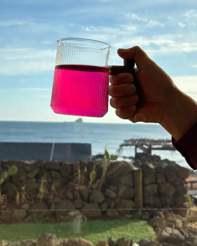 손에 들린 핑크빛 음료