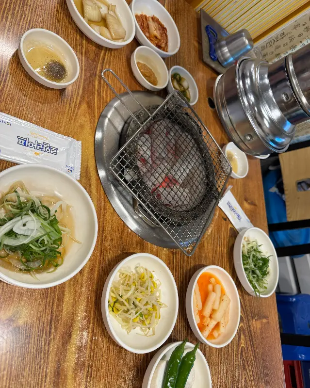 차돌집 테이블 전체 샷