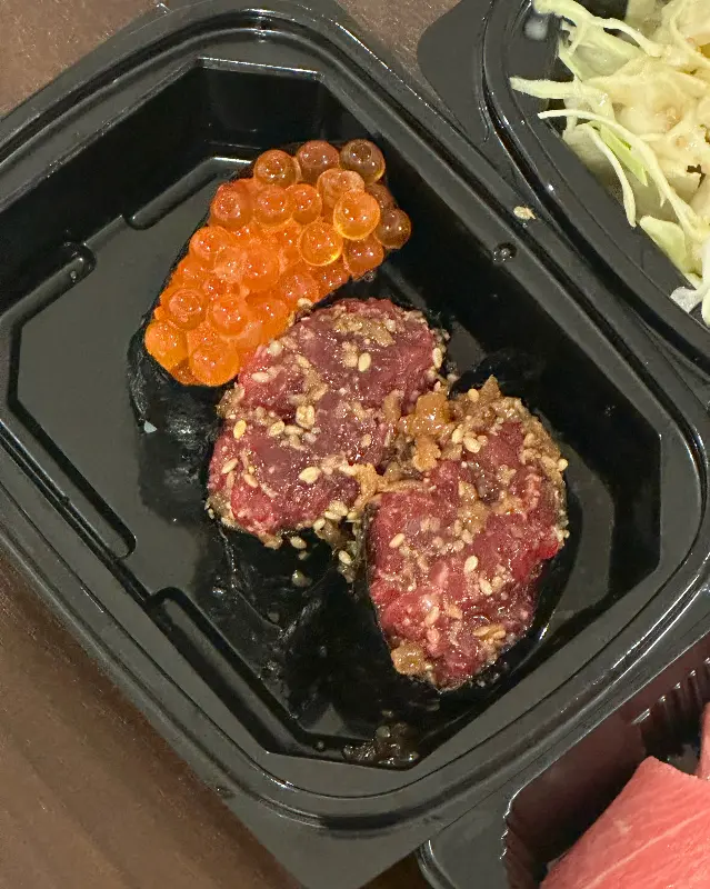 포장된 육회 초밥과 연어알 초밥