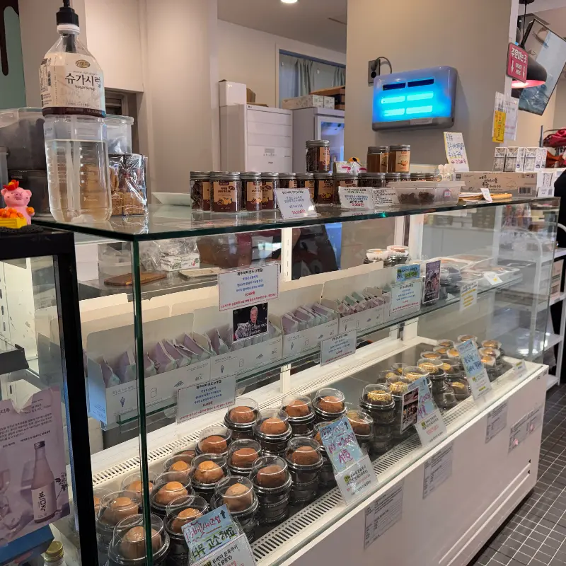 다양한 디저트가 진열된 쇼케이스