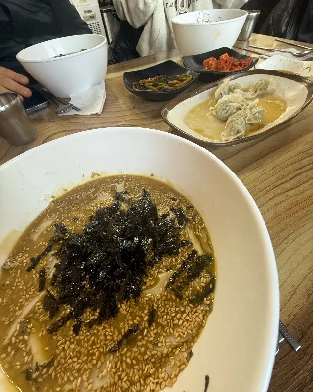 고기국수, 전복죽, 물만두가 함께 놓인 테이블