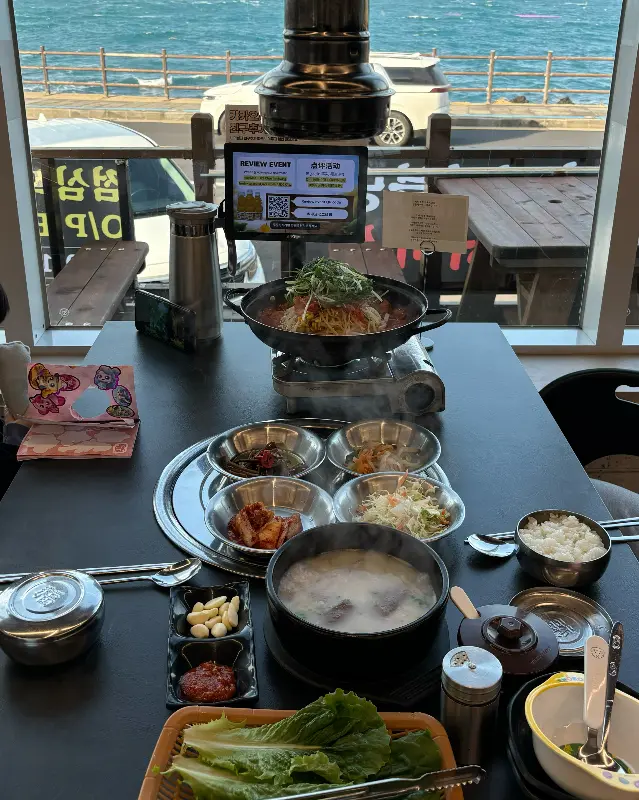 흑돼지 오겹살과 다양한 밑반찬