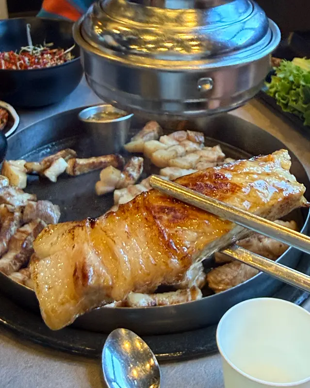 숯불 위에서 익어가는 오겹살