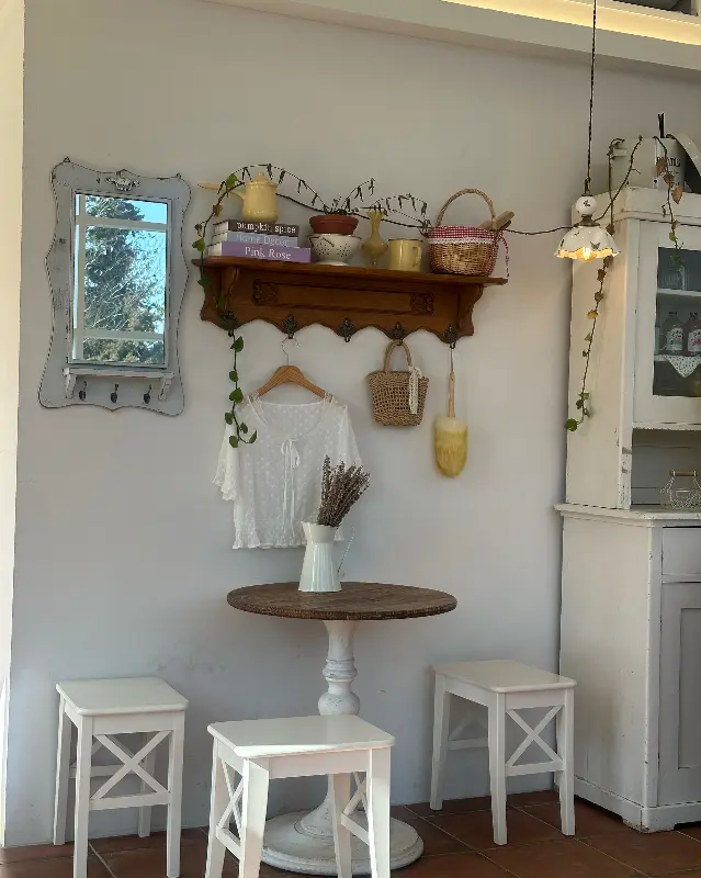 아기자기한 소품들로 꾸며진 카페 내부