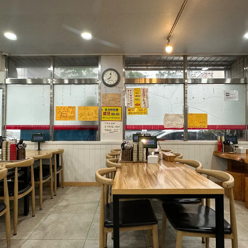 넓고 깔끔한 매장 내부