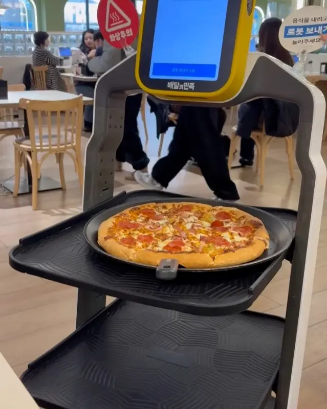 피자를 배달하는 로봇
