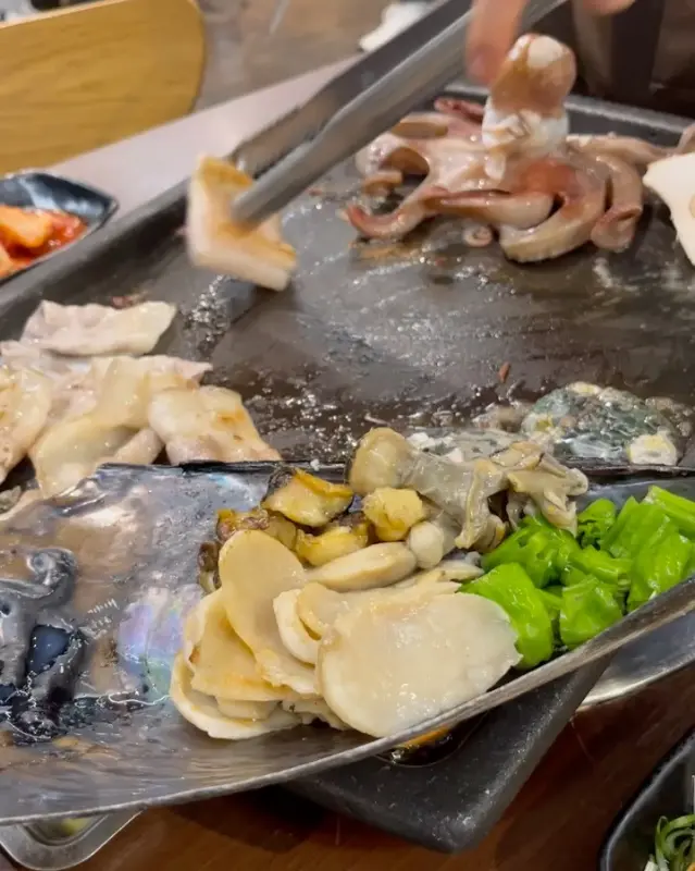 흑돼지 해물 삼합 굽는 모습