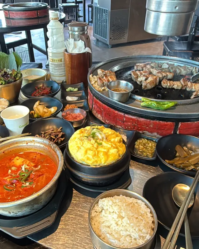 푸짐한 점심 세트 메뉴