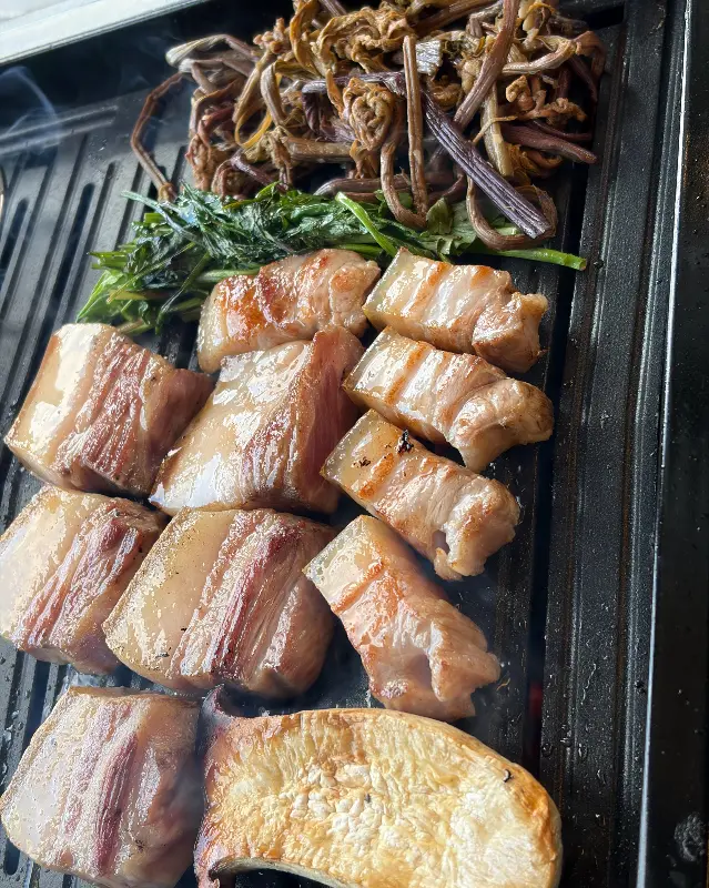 잘 익은 흑돼지 근고기와 고사리