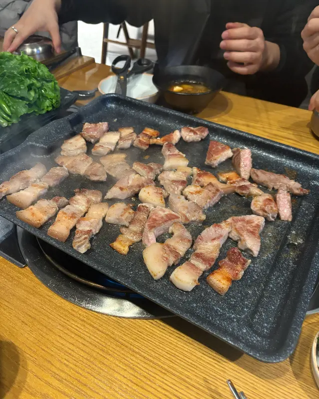 흑돼지 오겹살이 구워지고 있는 모습