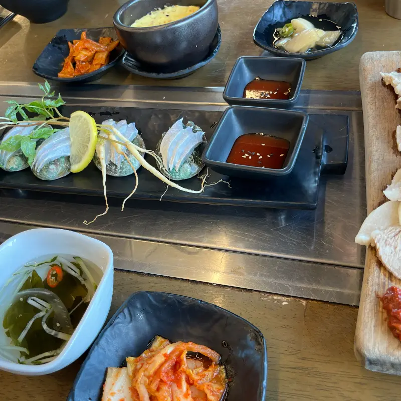 다채로운 밑반찬 구성