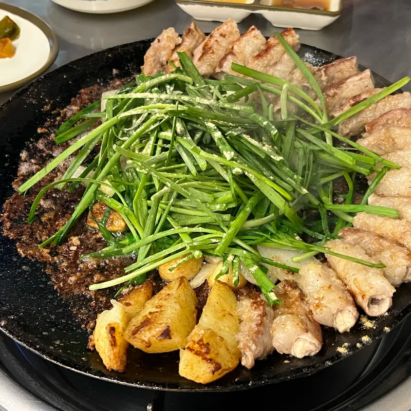 노릇하게 구워진 곱창과 김치