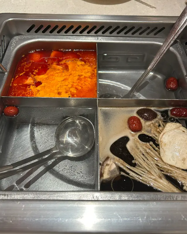 훠궈에 다양한 재료를 넣어 먹는 모습