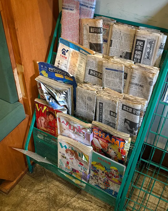 카페 내부 잡지