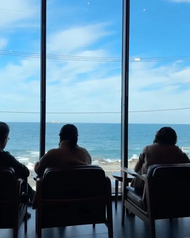 창가 좌석에서 바라본 바다