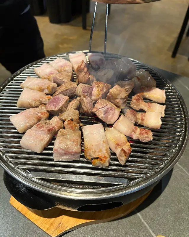 노릇하게 구워지는 흑돼지