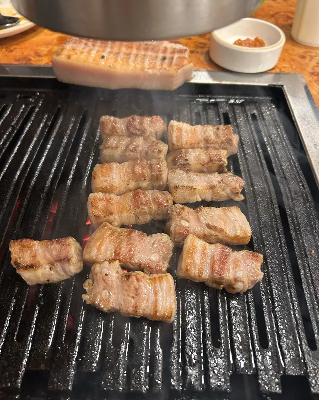 잘 구워진 흑돼지 삼겹살