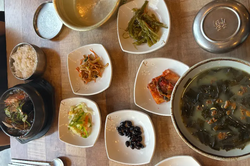 미역국과 뚝배기