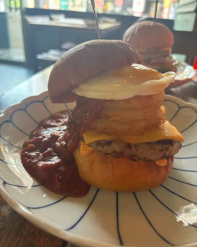 칠리소스가 올라간 햄버거