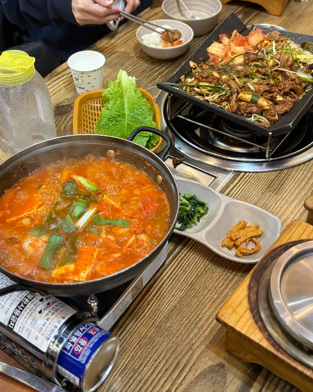 흑돼지 김치찌개와 두루치기 한상차림