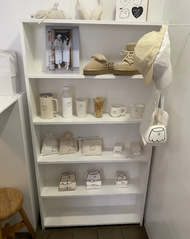 다양한 굿즈들이 진열되어 있는 모습