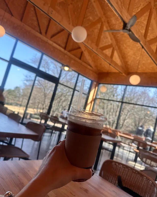 높은 천장과 넓은 창문이 인상적인 카페 내부