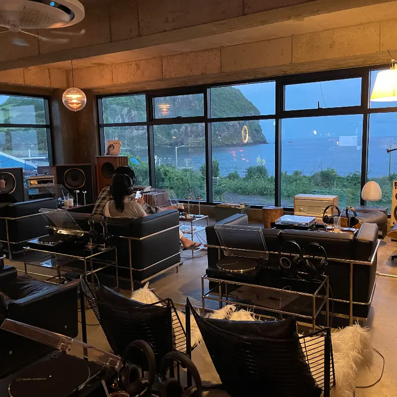 LP가 가득한 카페 내부