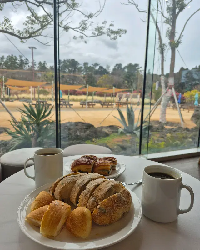 정원 곳곳에 놓인 테이블