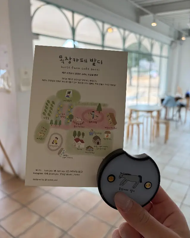 말 모형으로 장식된 아기자기한 내부